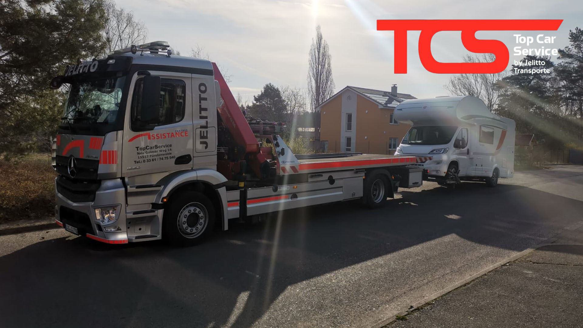 Schlepper zieht Wohnmobil