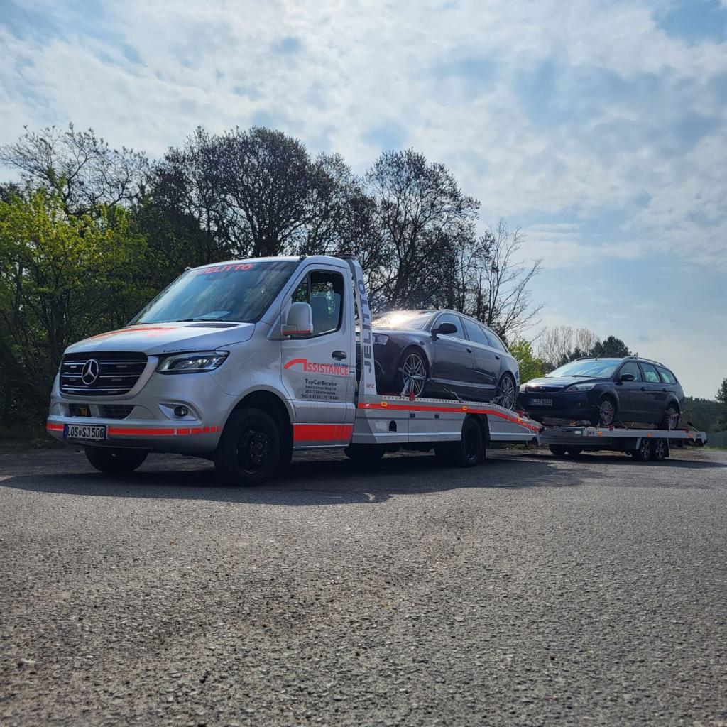 Schlepper mit Hänger und zwei PKW