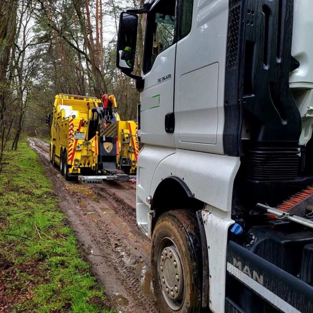 Schlepper zieht festgefahrenen LKW