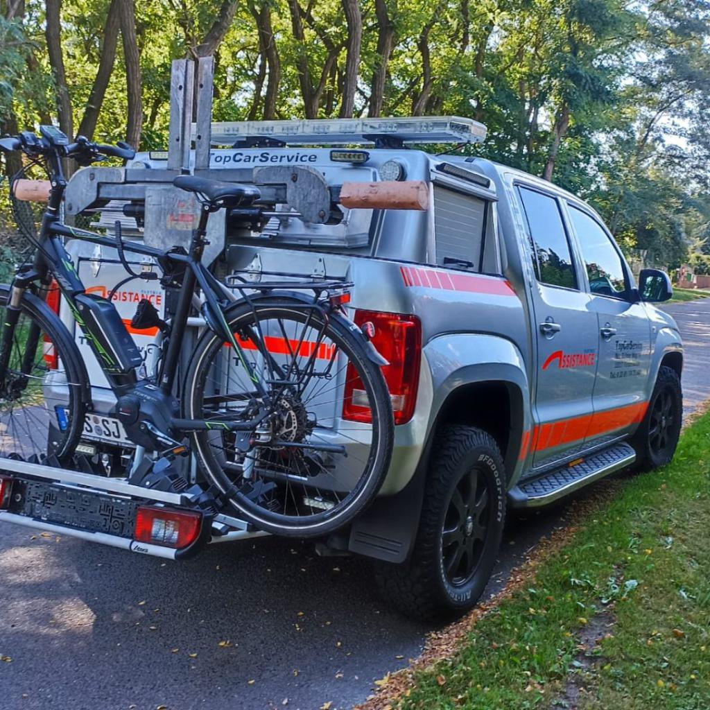 Jeep mit Fahrrad Gepäckträger