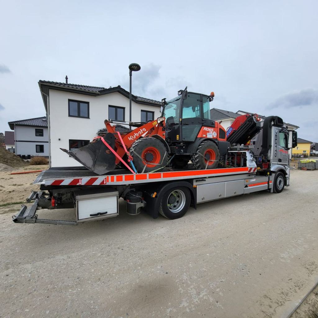Radlader auf Abschleppfahrzeug