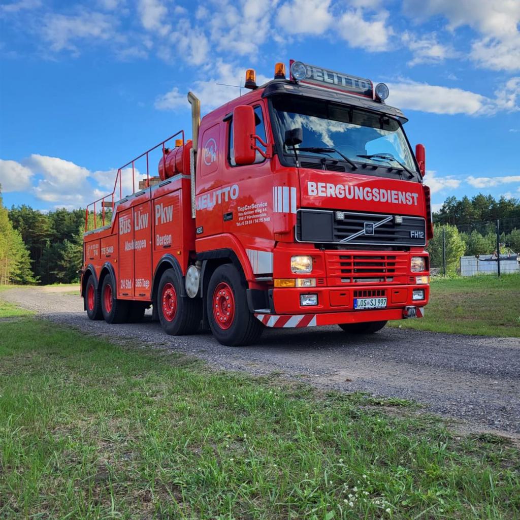rotes Bergungsfahrzeug für LKW
