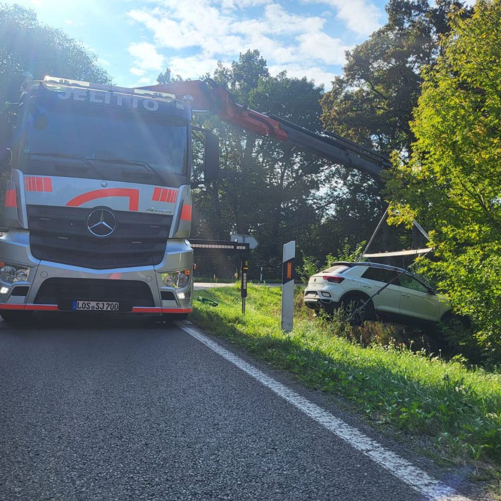 LKW mit Kranausleger birgt PKW