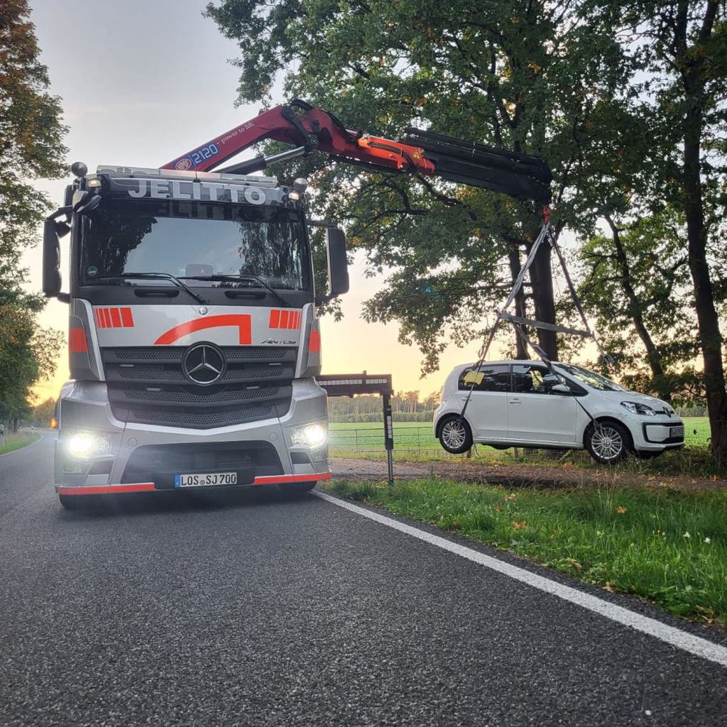 PKW am Kranausleger des Abschleppfahrzeuges
