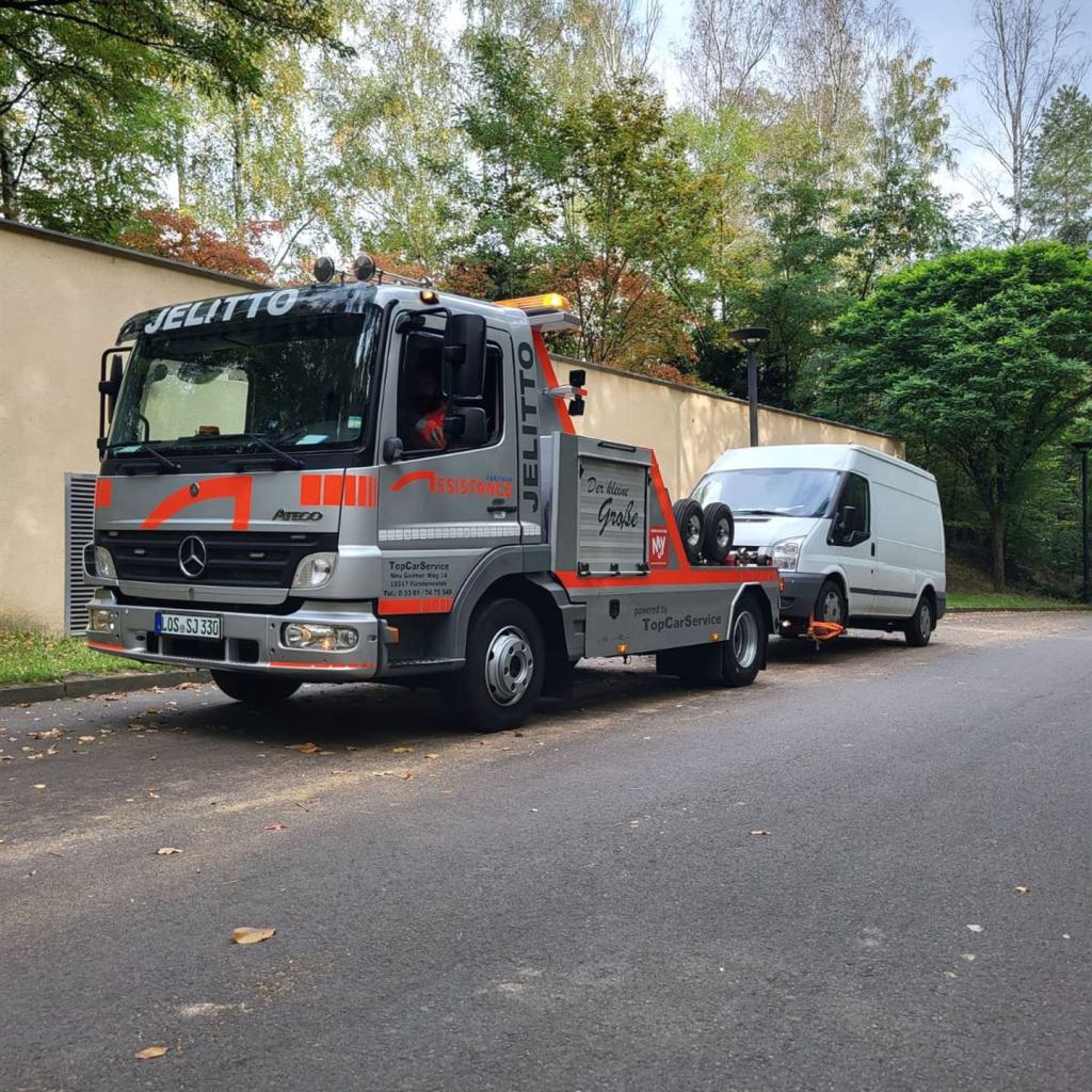 Weißer Transporter auf Abschleppvorrichtung