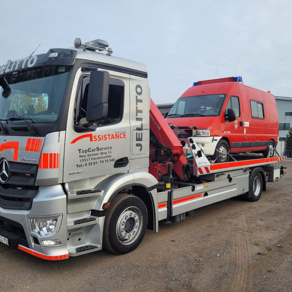 Feuerwehrauto auf Schlepper