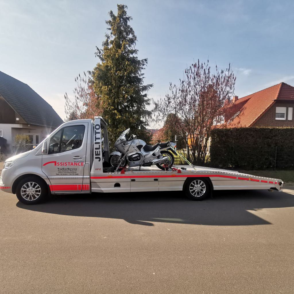 Motorad auf Abschleppfahrzeug  